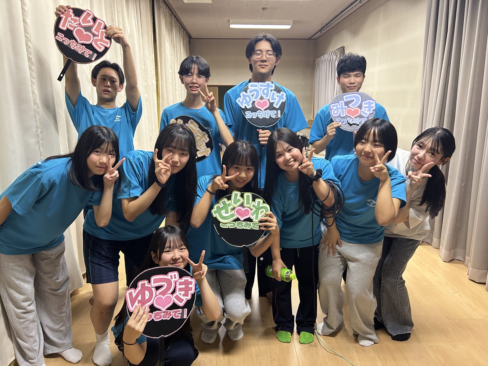 おそろいのTシャツを着たDIVEメンバーの集合写真
